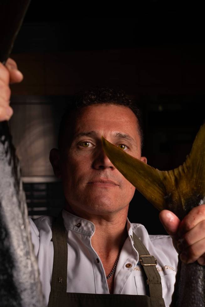 Retrato de Pablo Roganovich en cocina