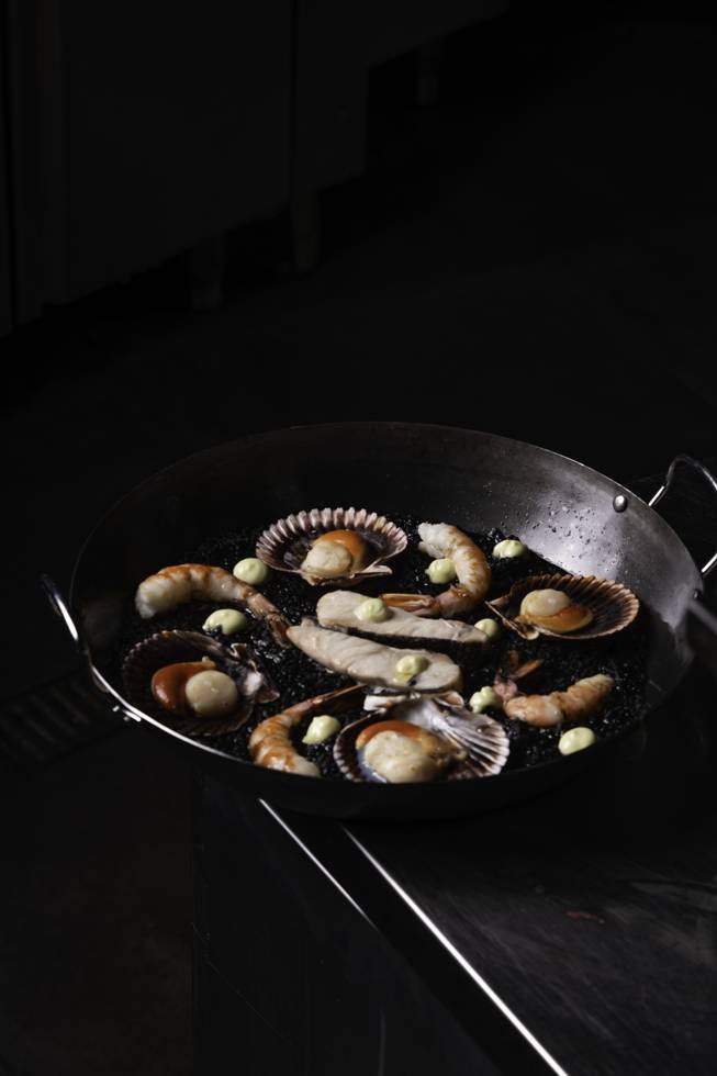 Paella de mariscos servida en Confine Luglio